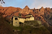 93 Vista su Santa Maria sopra Olcio con guglie e pinnacoli della Grignetta da sfondo